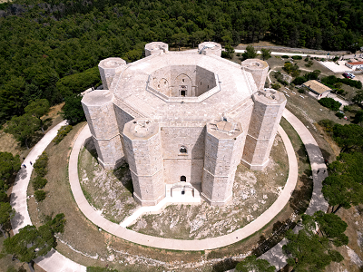 A CASTEL DEL MONTE UNA VIDEOINSTALLAZIONE DEDICATA ALLA VITA DI FEDERICO II